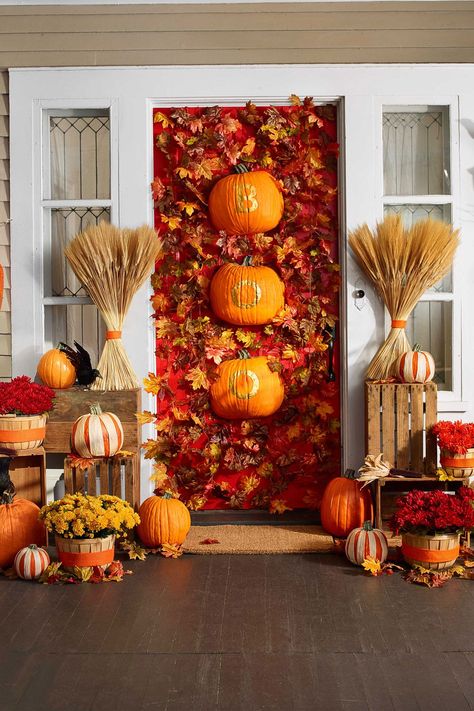 Fall Into Autumnwomansday Porta Halloween, Porche Halloween, Days Till Halloween, Fall Front Door Decor, Halloween Front Door Decorations, Halloween Decor Diy, Easy Diy Halloween Decorations, Halloween Front Doors, Easy Fall Decor