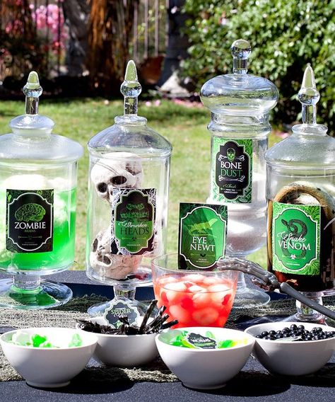 Spells and Potions Halloween: Creepy Jars & Candy Labels {Free Printables} // Hostess with the Mostess® Potion Bar Halloween, Potion Bar, Halloween Desserts Scary, Mad Scientist Halloween, Spells And Potions, Diy Halloween Home Decor, Diy Halloween Gifts, Potions Recipes, Halloween Party Decor Diy