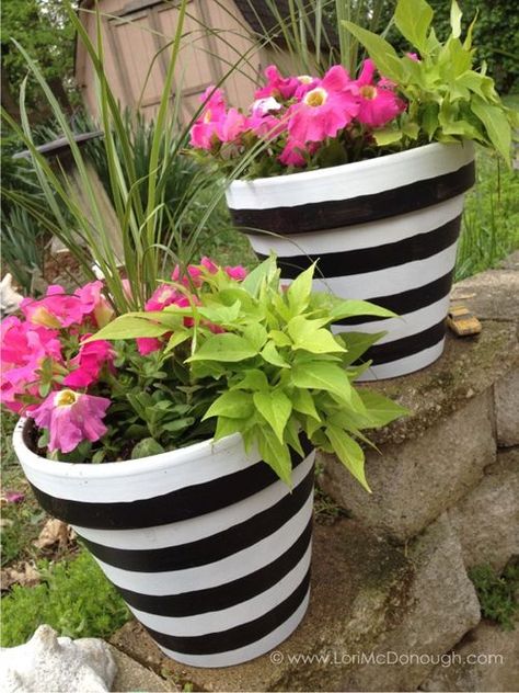 Barbie Garden, Fleurs Diy, Painted Flower Pots, Front Porch Decorating, Painted Pots, Flower Planters, Backyard Decor, Clay Pots, Dream Garden