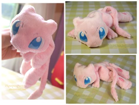 Mew plushie - handmade by *Piquipauparro on deviantART Mew Plush, Pokémon Toys, Plushie Handmade, Pokemon Plushies, Pokemon Room, 3d Pokemon, Pokemon Crochet, Backpack Pattern Sewing, Pokemon Dolls