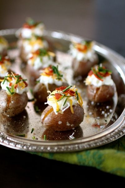 MINI Loaded Baked Potatoes! SO cute for Super Bowl Bites! Ranch Popcorn, Loaded Potatoes, Stuffed Potato, Mini Potatoes, Football Parties, Wedding Appetizers, Loaded Potato, Super Bowl Party, Football Food