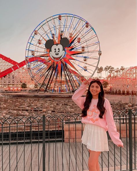 Amusement Park Outfit Skirt, Disney Skirt Outfit, Disneyland Skirt Outfit, Disney Outfits Skirt, Disney Jersey Outfit, Disney Skirt Outfits, Tokyo Disneyland Outfit, Preppy Disney Outfits, Pink Disney Outfit