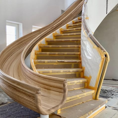 Staircase Slide, Indoor Slide, Staircase Design Ideas, Wood Working Projects, Indoor Slides, Escalier Design, Railings Outdoor, Stairway Design, Curved Staircase