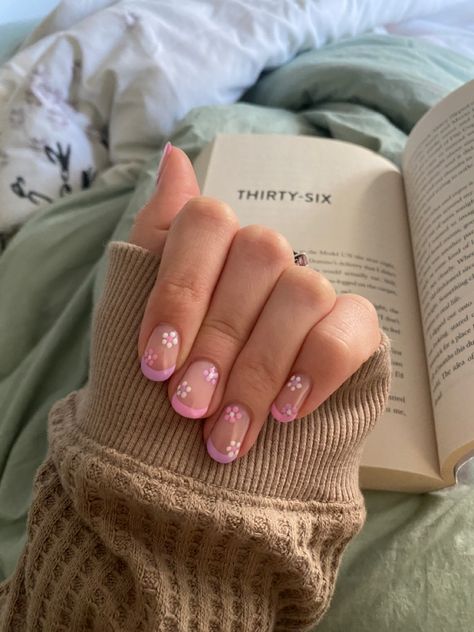 Short Pink Spring Nails, Cute Short Box Acrylic Nails, Spring Nail Aesthetic, Spring French Tip Nails Short, Biab Gel Nails Designs Pink, Light Nails Ideas Short, Short Summer Nails Flowers, Short Gel Nails Flower Design, Short French Nails Flowers