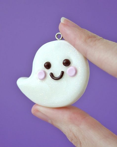 Fimo ideen: Anleitung für Halloween Geist Polymer Clay Ghost, Fimo Halloween, Clay Ghost, Fondant Roller, Diy Polymer Clay, Polymer Clay Halloween, Polymer Clay Kawaii, Halloween Clay, Fondant Animals