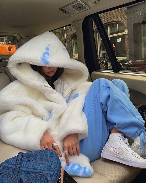 Fluffy Jacket Outfit, Blue And White Outfit, Baby Blue Outfit, Nyc Style, Fluffy Jacket, White Outfit, Cute Comfy, Blue Outfit, White Sneakers