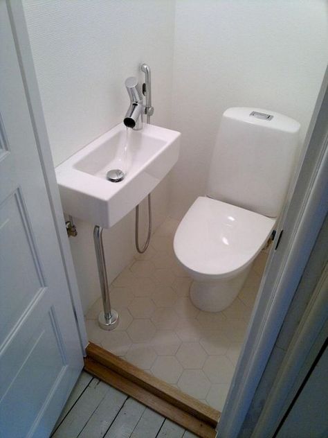 Bathroom Under Stairs, Toilette Design, Small Toilet Room, Bathroom Shower Design, Attic Bathroom, Bad Inspiration, Toilet Room, Small Toilet, Steam Showers Bathroom