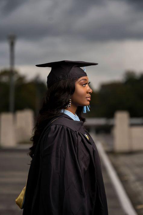 Black Graduate Aesthetic, Photo Graduation Ideas, Graduation Portrait Ideas, Graduation Pics Ideas, Cool Graduation Pictures, Graduation Poses Photo Shoots, Graduation Pictures Ideas, Graduate Pictures, Graduate Photos