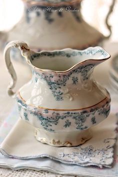 Blue Dishes, Pretty China, Antique Dishes, China Dishes, Keramik Design, White Dishes, Blue And White China, White China, China Patterns