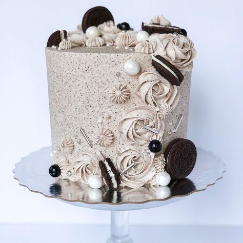 MERRI on Instagram: “Cookies & Cream Cake.! - - - Follow @merri.bakes for more amazing cake ideas!😘 - - Credits: @cakedbykatie - - - - -  #cake #cakes #food…” Amazing Cake Ideas, Cookies Cream Cake, Oreo Torte, Oreo Birthday Cake, Instagram Cookies, Mini Torte, Cookies And Cream Cake, Rosette Cake, Happy Birthday Cake Images