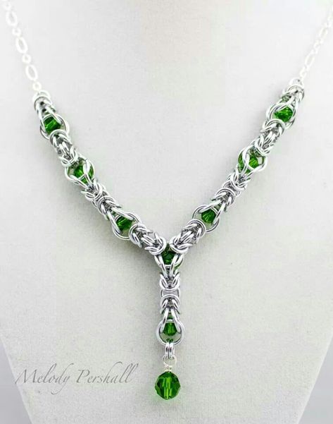 Y necklace in AA, fern green crystals #chainmaille Chainmaille Jewelry Patterns, Chain Maille Patterns, Chain Maille Necklace, Chainmaille Necklace, Jump Ring Jewelry, Chainmail Necklace, Cool Accessories, Chainmaille Jewelry, Wire Jewelery