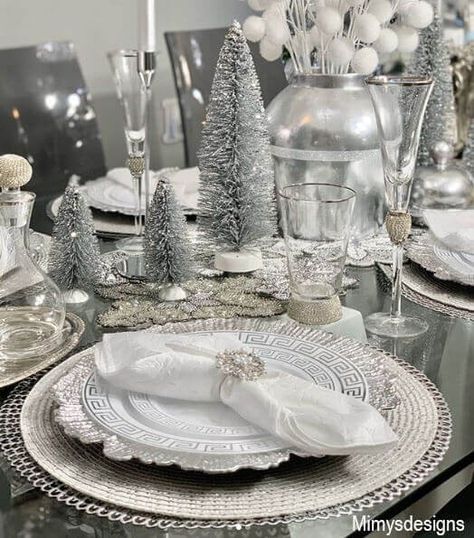 Christmas Tipi, Mirror Table Centerpieces, Silver Table Setting, Silver Wedding Theme, Disco Ball Mirror, Winter Tablescapes, Plates White, Bohemian Wedding Decorations, Christmas Dinner Table