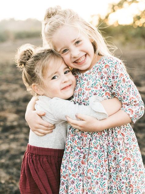 Light Family Photos, Rustic Family Photos, Sibling Photography Poses, Sibling Pictures, Sister Photography, Family Photoshoot Poses, Sibling Poses, Family Portrait Poses, Children Photography Poses