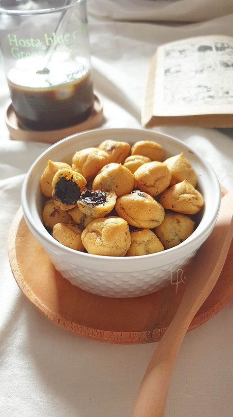 Liratelier Home Cafe | Homemade mini choux pastry with chocolate glaze filling, photographed by Liratelier Cafe Photography, Food Pic, Choux Pastry, Photography Artwork, Chocolate Glaze, Chocolate Filling, Home Cafe, Mini Photo, Eclairs