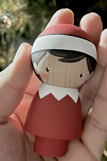 Disney Peg Dolls, Market Day Ideas, Disney Christmas Decorations, Christmas Favors, Peg Doll, Doll Ideas, Wooden Pegs, Disney Christmas, Christmas Love