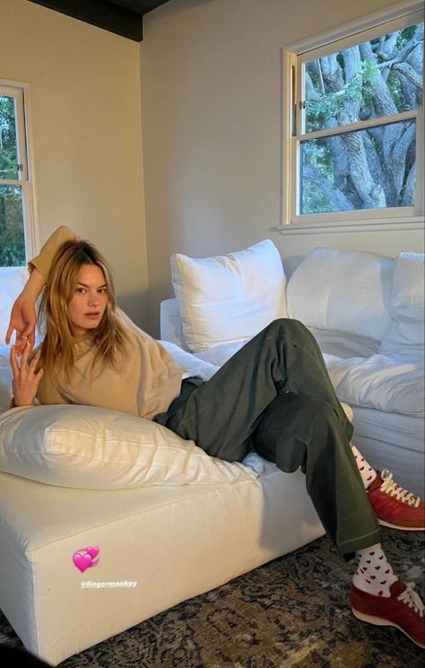 Camille Rowe Style, Stargirl Interlude, Chill Girl, Finger Monkey, Camille Rowe, Unhealthy Obsession, Quoi Porter, Minimalist Apartment, Winter Fit