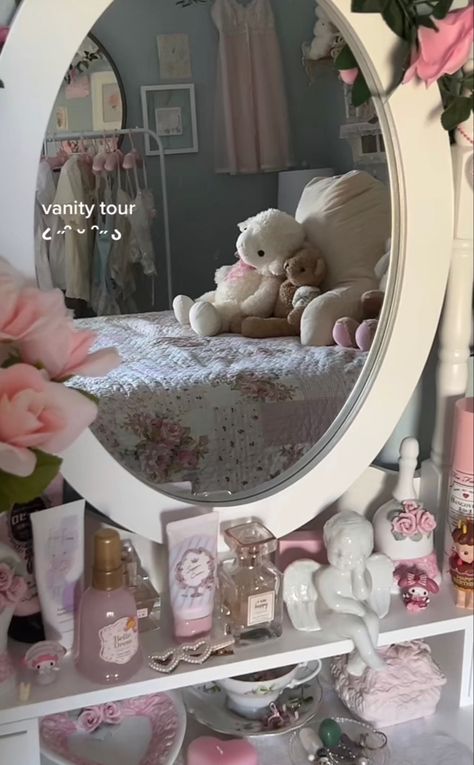 Cottagecore Vanity, Cozy Bedroom Coquette, Lana Del Rey Room, Dollette Outfits, Daybed Room Ideas, Corquette Aesthetic Girl Room, Coquette Desk, Coquette Room With Led Lights, Coquette Princess Bedroom