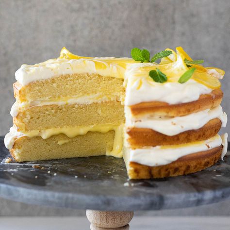 Lemon curd whipped cream cake Best Vanilla Layer Cake Recipe, Vanilla Layer Cake Recipe, Lemon Cake With Lemon Curd, Lemon Velvet Cake, Vanilla Layer Cake, Cake With Lemon Curd, Whipped Cream Cakes, Lemon Layer Cakes, Layer Cake Recipes