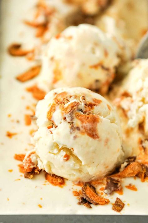 Make homemade Butterfinger Ice Cream filled with chunks of butterfinger pieces all in a vanilla ice cream base. No ice cream maker needed. Homemade Orange Ice Cream, Homemade Butterfinger Ice Cream, Orange Creamsicle Ice Cream Recipe, Coconut Macaroons With Condensed Milk, Orange Creamsicle Ice Cream, Butterfinger Ice Cream, Creamsicle Ice Cream, Chocolate Coconut Macaroons, Orange Ice Cream