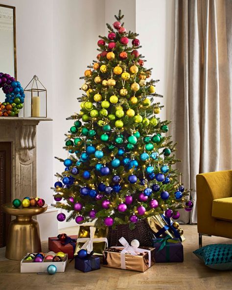 Love this idea for creating a rainbow Christmas tree, with bands of colour from top to bottom. Doesn't it look stunning? #Christmastree #rainbowtree #rainbow #christmasdecor #xmastree #freshdesign #xmascolour #christmascolour Christmas Diy Tree Decor, Neon Christmas, Different Christmas Trees, Cardboard Christmas Tree, Rainbow Christmas Tree, Ideas Christmas Tree, Christmas Rainbow, Rainbow Christmas, Rainbows Christmas