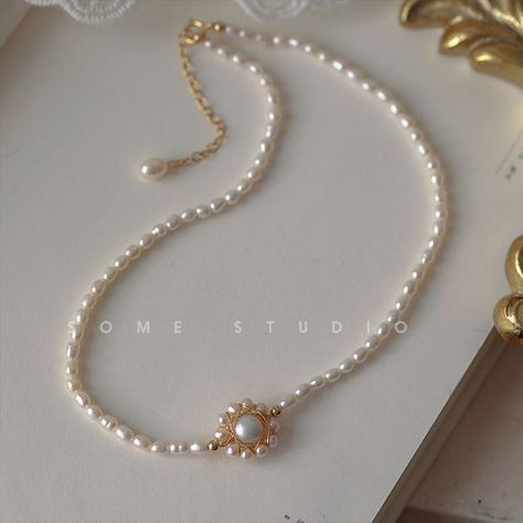 Pearl Bridal Jewelry Sets, Jewelry Necklace Simple, Unique Gold Jewelry Designs, Cute Beads, Gold Jewelry Outfits, Beautiful Beaded Jewelry, Choker Designs, Fancy Jewelry Necklace, Pearl Jewelry Design