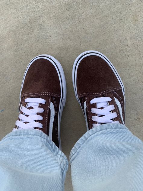 Vans Shoes Outfit, Brown Vans, Ordinary Girls, Shoes Outfit, Brown Outfit, Shoe Inspo, Winter Sneakers, Art Decals, Clothing Ideas