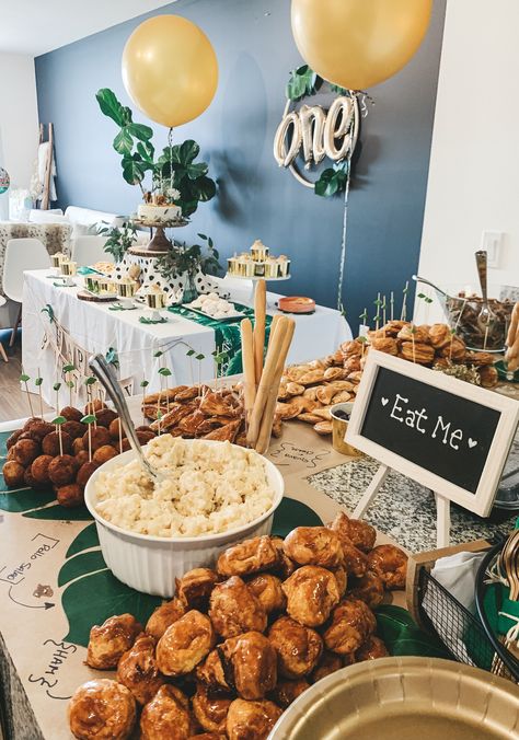 Wild One Food Table, Wild One Birthday Party Food Table, Wild One First Birthday Food Ideas, Wild One Birthday Party Food, Cake Wild One, Safari Birthday Party Food, Safari Party Foods, Wild One 1st Birthday Party, Party Animal Party