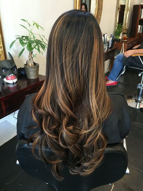 Brown and blonde Balayage ombré hair, perfect for fall Blonde Balayage Black Hair, Black Hair Blonde Balayage, Black Hair Caramel Highlights, Brown And Blonde Balayage, Highlights On Black Hair, Bday Hair, Dark Ombre Hair, Dyeing Hair, Brown And Blonde