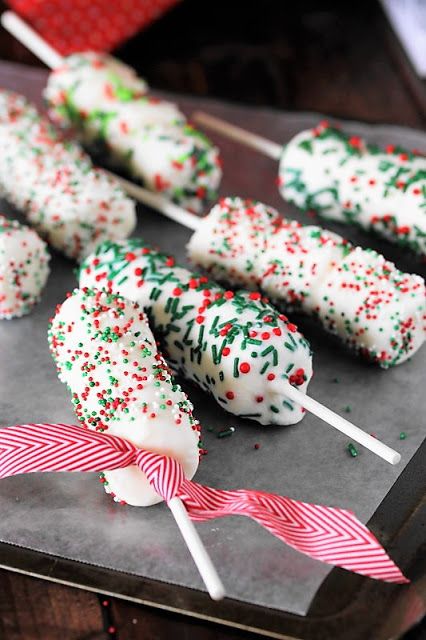 Christmas White Chocolate, Homemade Christmas Desserts, Marshmallow Pops Recipe, Marshmallow Skewers, Christmas Dip, Christmas Candy Easy, Mini Caramel Apples, Chocolate Dipped Marshmallows, Treats Christmas