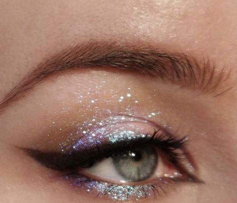 Seductress Makeup, Iridescent Eye Makeup, Yennefer Of Vengerberg, Glitter Eye Makeup, Eye Makeup Pictures, Eye Makeup Designs, Dope Makeup, Spring Rain, Makeup Eye Looks