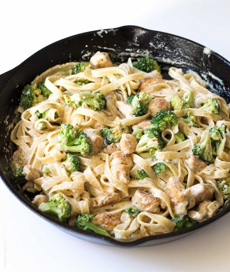 Broccoli soup lovers will go crazy for this greener take on fettucini alfredo via @TastesLovely. Chicken Broccoli Fettuccine, Chicken Broccoli Fettuccine Alfredo, Broccoli Fettuccine Alfredo, Fettuccine Chicken, Easy Fettuccine, Chicken Alfredo Fettuccine Recipe, Fettucini Alfredo, Fettuccine Alfredo Recipe, Chicken Fettuccine Alfredo