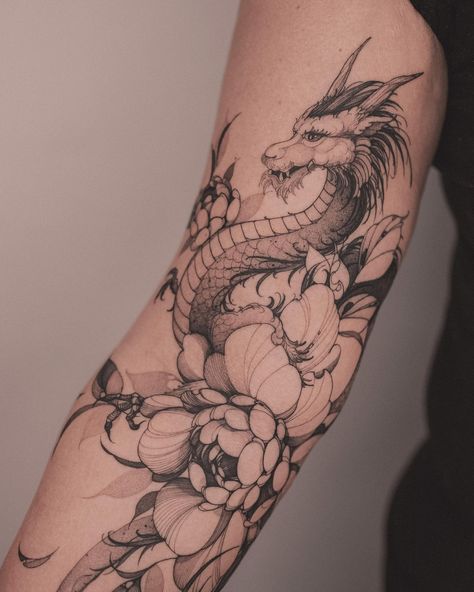 Dragon Arm Tattoo, Botanisches Tattoo, Butterfly Tattoos On Arm, Black Line Tattoo, Bright Tattoos, Lady Bug Tattoo, Rose Tattoos For Women, Cool Forearm Tattoos, Blue Tattoo