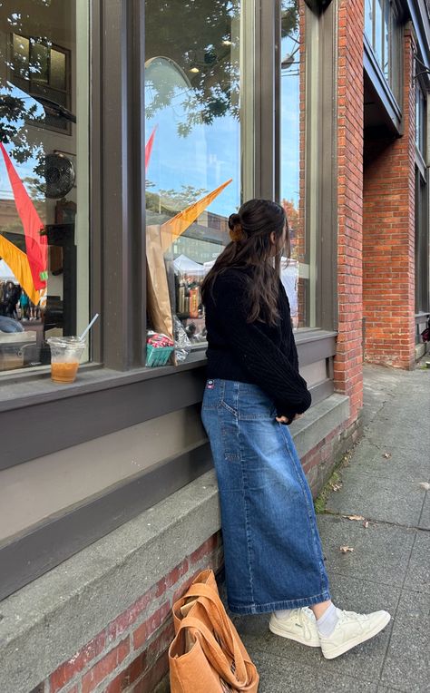 Denim Skirt With Sweatshirt, Long Denim Skirt Outfits Winter, Long Skirt Winter Outfit Casual, Long Jean Skirt With Sweater, Fall Long Denim Skirt Outfit, Denim Skirt Cardigan Outfit, Hoodie Long Skirt Outfits, Jean Skirt Sweater Outfit, Maxi Jean Skirt Outfits Fall