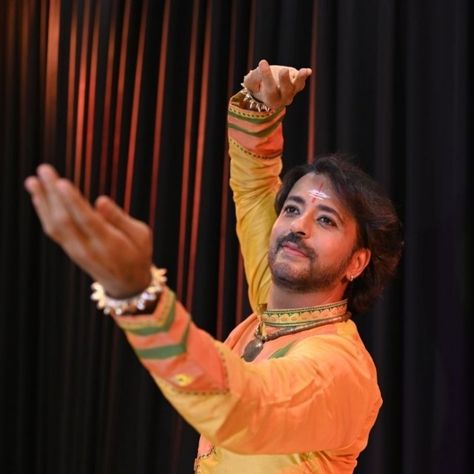 Kathak pose by a male dancer Male Classical Dancer, Bollywood Aesthetics, Bharatanatyam Costume, Dance Of India, Male Dancer, Indian Culture, Dancer, Saree, India