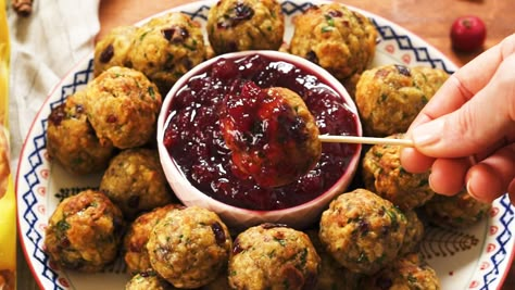 Turkey Stuffing Meatballs, Thanksgiving Breakfast Brunch, Stuffing Meatballs, Homemade Turkey Stuffing, Fall Appetizers Easy, Friendsgiving Food, Fall Appetizers, Turkey Stuffing, Cranberry Sauce Recipe