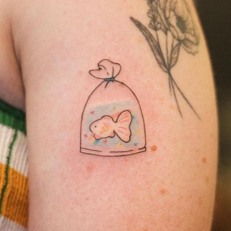 Tattoo Ideas Cute, Small Fish Tattoos, Tattoo Ideas Minimalist, Tattoo Pet, Kawaii Fish, Tattoo Fish, Goldfish Tattoo, Cute Tattoo Ideas, Pet Tattoos