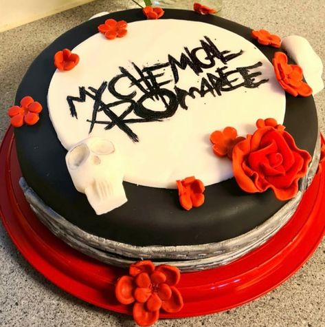 My Chemical Romance Cake Birthdays, Emo Bday Cake, Rock Band Cake, Emo Birthday Decorations, Emo Cake Ideas, My Chemical Romance Birthday Party, Mcr Birthday Cake, Emo Birthday Party Ideas, My Chemical Romance Birthday