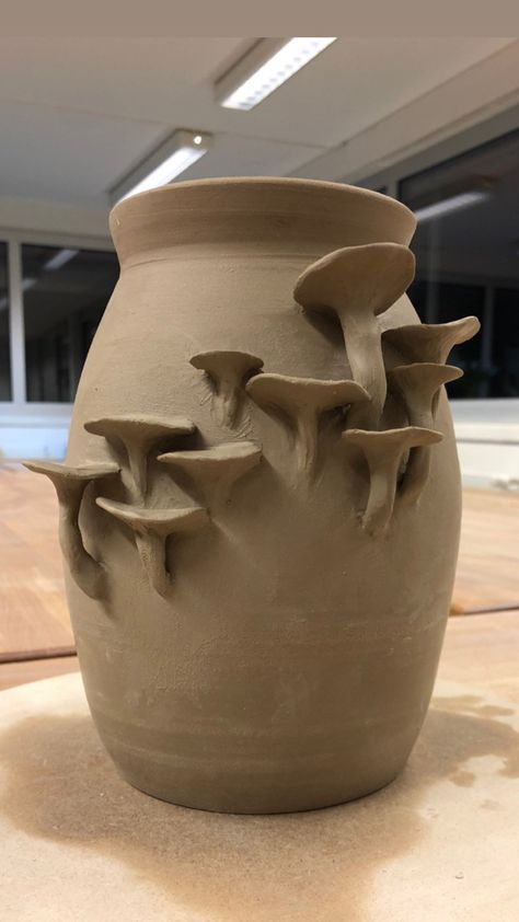 Mushroom Vase Pottery, Mushroom Vase Ceramic, Clay Vessels Aesthetic, Ceramic Art Mushroom, Pottery Vessels Ideas, Nature Themed Ceramics, Ceramic Coil Vase, Coil Vase Ideas, Clay Vessels Ideas