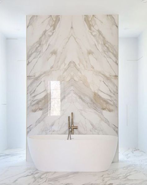 Marble Bathroom Bathtub, Bathtub Feature Wall, Accent Wall Behind Tub, Bathtub Accent Wall, Marble Wrapped Tub, Onyx Bathtub, Marble Jacuzzi Tub, Marble Slab Shower Walls, Bathroom Feature Wall