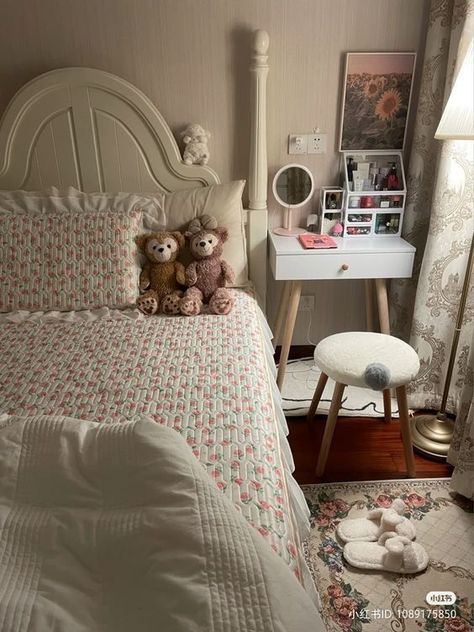 Small Coquette Room, Small Space Bedroom Ideas, Bookworm Bedroom, Space Bedroom Ideas, House Vibes, Small Space Bedroom, Space Bedroom, Room Redesign, Room Deco