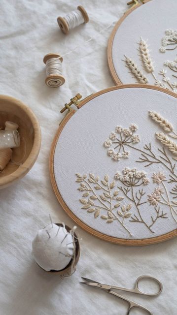 Botanical Embroidery, Basic Hand Embroidery Stitches, Beginner Embroidery, Hand Embroidery Projects, Pola Sulam, Embroidery Motifs, Cute Embroidery, Sewing Embroidery Designs, Hand Embroidery Art