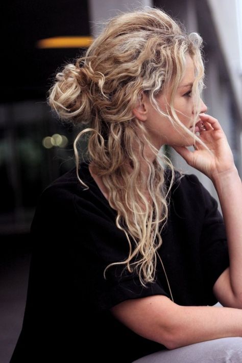 Toss your hair into a messy half bun. Hair Envy, Long Curly, Natural Curls, Curly Hairstyle, Hair Dos, Messy Hairstyles, Curly Hair Styles Naturally, Naturally Curly, Hair Day