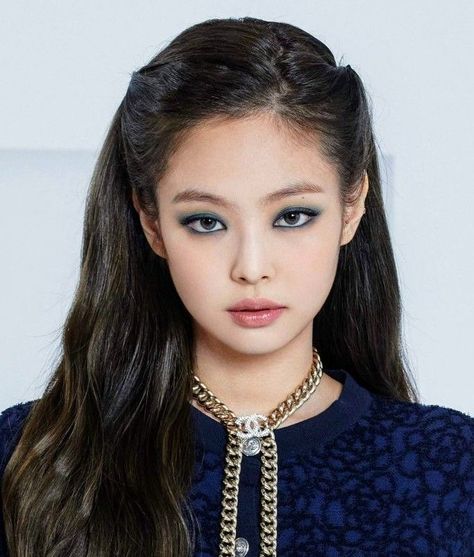 Jennie Kim Ponytail, Kim Makeup, Jennie Chanel, Eye Makeup Palette, Black Eyeshadow, Make Up Inspo, Jennie Kim Blackpink, Jennie Kim, Makeup Palette