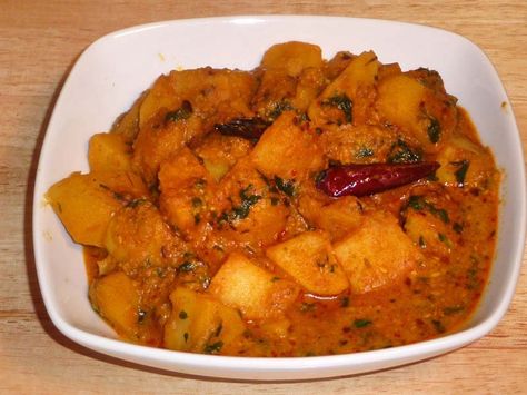 Aloo Dum Aloo Dum, Kitchen Indian, Aloo Recipes, Curry Ingredients, Main Course Dishes, Potato Curry, Vegetable Curry, How To Cook Potatoes, Indian Food Recipes Vegetarian