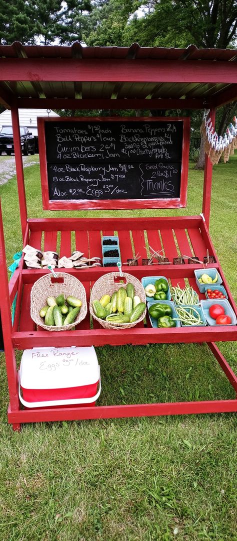 Roadside vegetable stand, farmers produce stand, egg stand made from pallets. Produce Stand Display, Veggie Stand Ideas, Small Farm Stand Diy, Diy Farmstand Market Stands, Vegetable Stand Ideas, Produce Stand Diy, Simple Farm Stand, Diy Veggie Stand, Diy Vegetable Stand