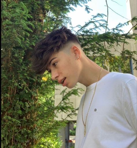 Pin em Cabello Skin Fade Hairstyle, Hair Types Men, Boys Haircut Styles, Short Hair For Boys, Haircut Selfie, Photo Hijab, Mens Hairstyles Fade, Mens Haircuts Short Hair, Men Haircut Curly Hair