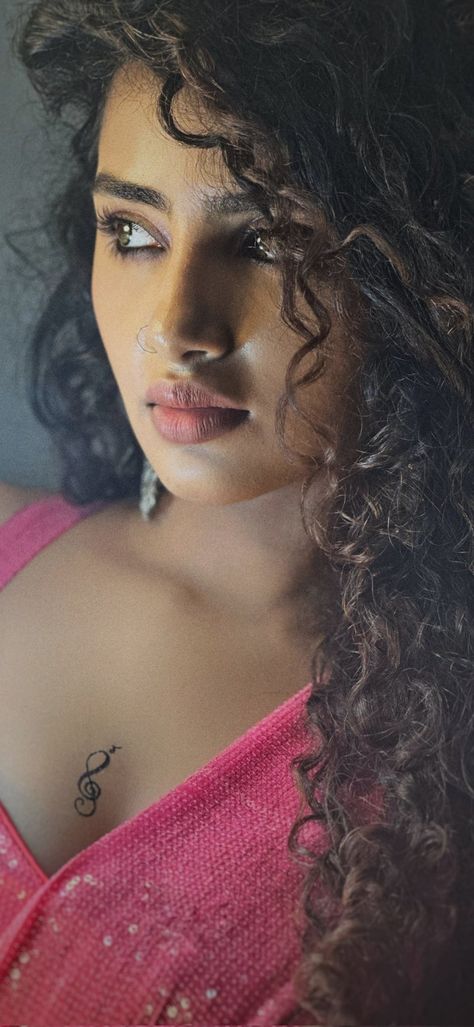 Anupama Parameswaran Hot Lips, Anupama Parameswaran Cute Face, Grace Beauty, Anupama Parameswaran, Video X, Hot Lips, Claw Clips, Indian Actress Hot Pics, Beautiful Smile Women