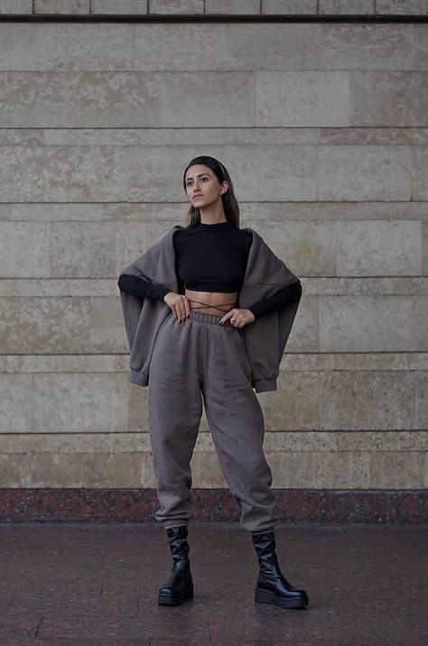 Sweat Pants And Boots Outfits, Sweatpants With Boots, Sweatpants And Boots, Sweats Style, Styling Joggers, Styling Turtlenecks, Styling Boots, Boots Outfits, Outfit For Travel