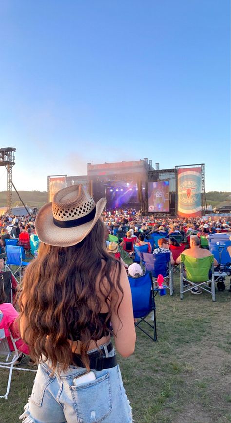 Country Concert Picture Ideas Solo, Country Concert Instagram Pictures, Country Concert Photo Ideas, Country Concert Pics, Country Concert Picture Ideas, Country Music Aesthetic, Cowgirl Concert, Country Festival Outfit, Country Girl Aesthetic