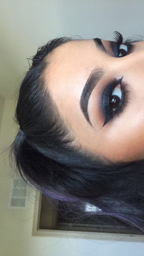 Morphe 35t, Silver Eyeshadow Looks, Huda Beauty Palette, Silver Eyeshadow, Types Of Makeup, Dark Brown Hair, Eyeshadow Looks, Huda Beauty, Interesting Faces